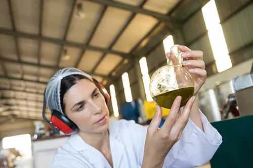 Especialista examinando a ojo una probeta con AOVE