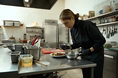 Joven preparando con mimo unos platos